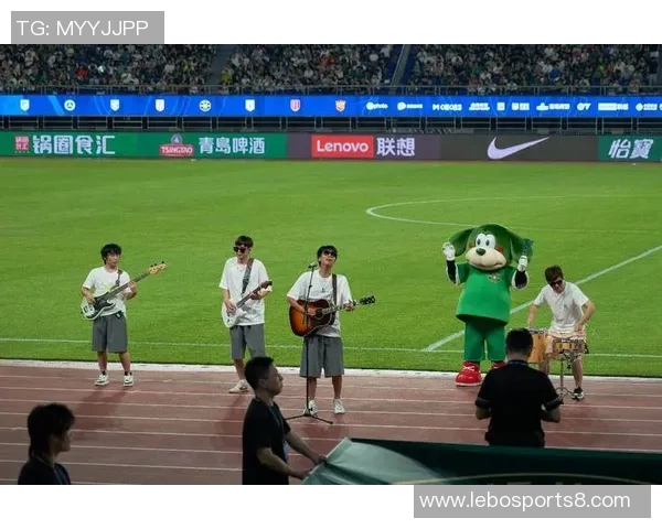 足球之夜激情四射球迷齐聚共庆绿茵盛宴